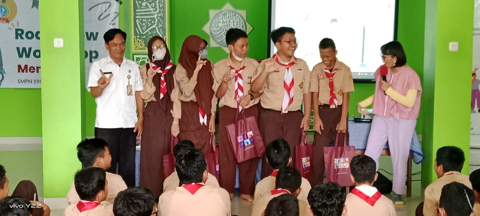 Roadshow Workshop Membaca Di SMP Negeri 198 Jakarta